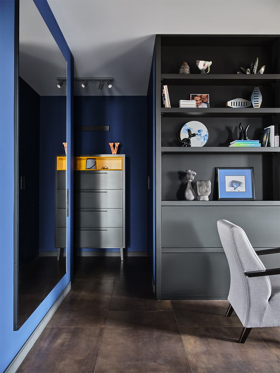 Глубокие арктические цвета в смелом интерьере квартиры — проект Ирины Богатиковой