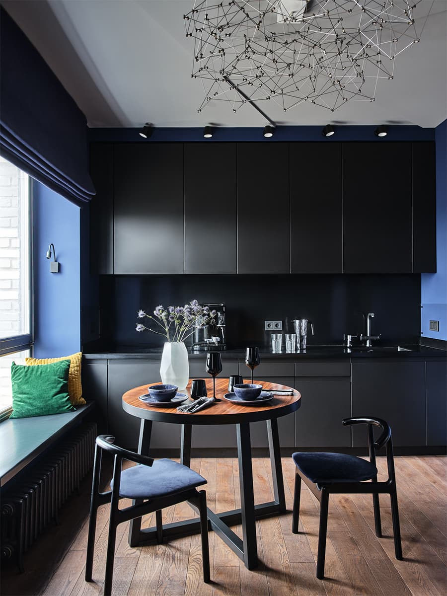 Глубокие арктические цвета в смелом интерьере квартиры — проект Ирины Богатиковой