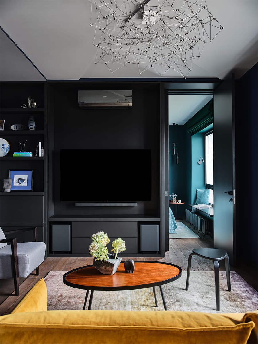 Глубокие арктические цвета в смелом интерьере квартиры — проект Ирины Богатиковой