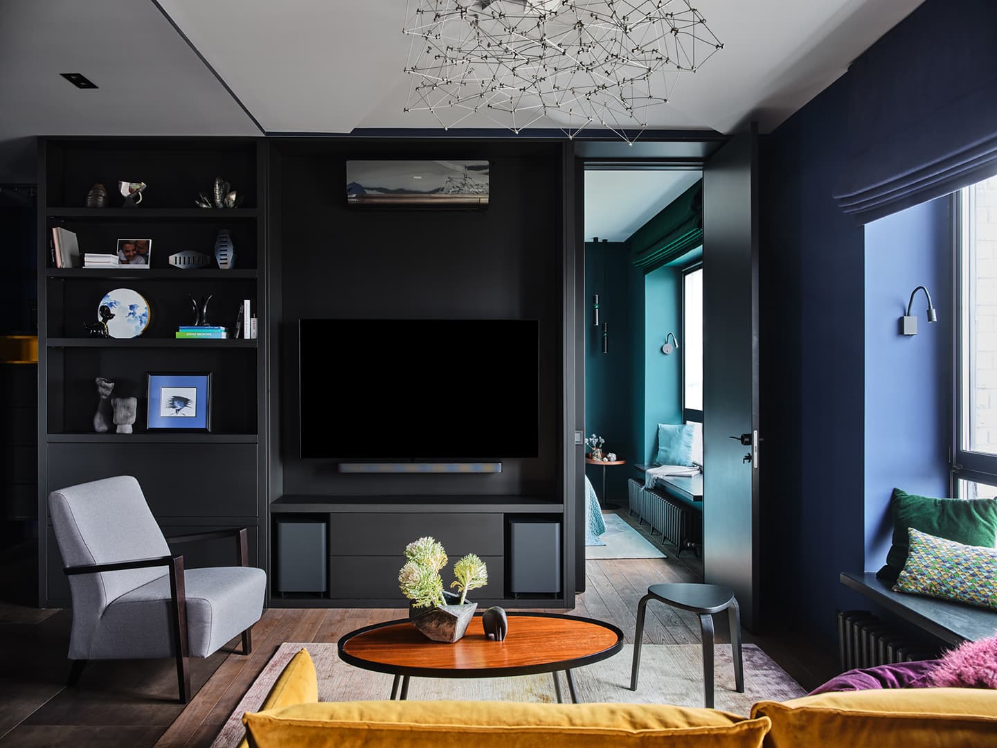 Глубокие арктические цвета в смелом интерьере квартиры — проект Ирины Богатиковой