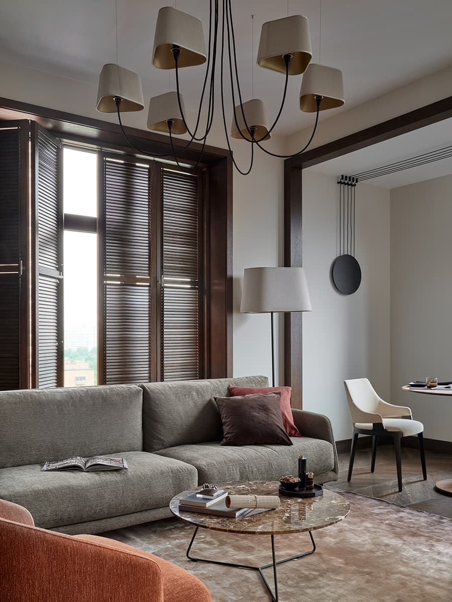 Расслабленный микс классики и современности в интерьере квартиры с камерной спальней — проект Александры Алексеевой