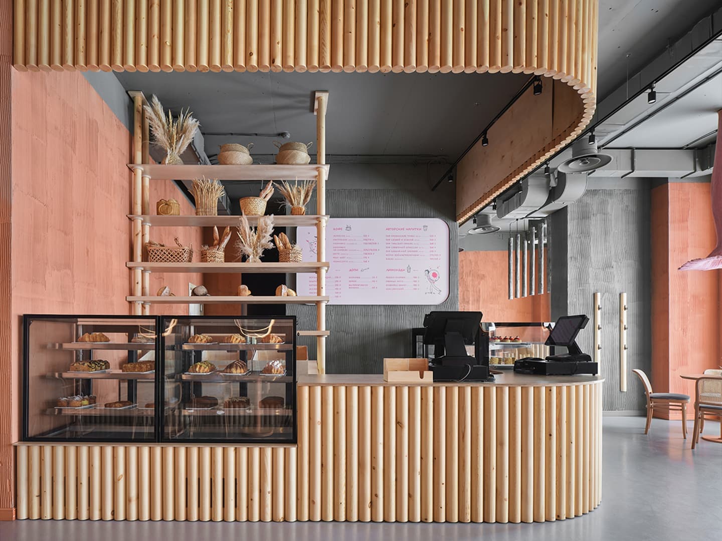 Современное прочтение французского стиля в интерьере красноярской кофейни — проект студии LEFTdesign