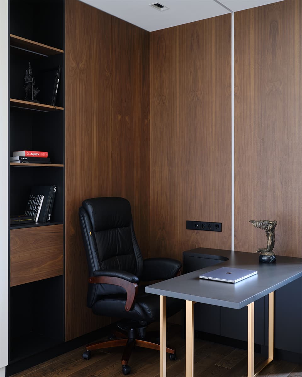 Оригинальный интерьер семейной квартиры в темных тонах — проект Анастасии Егоровой и Екатерины Моисеенко