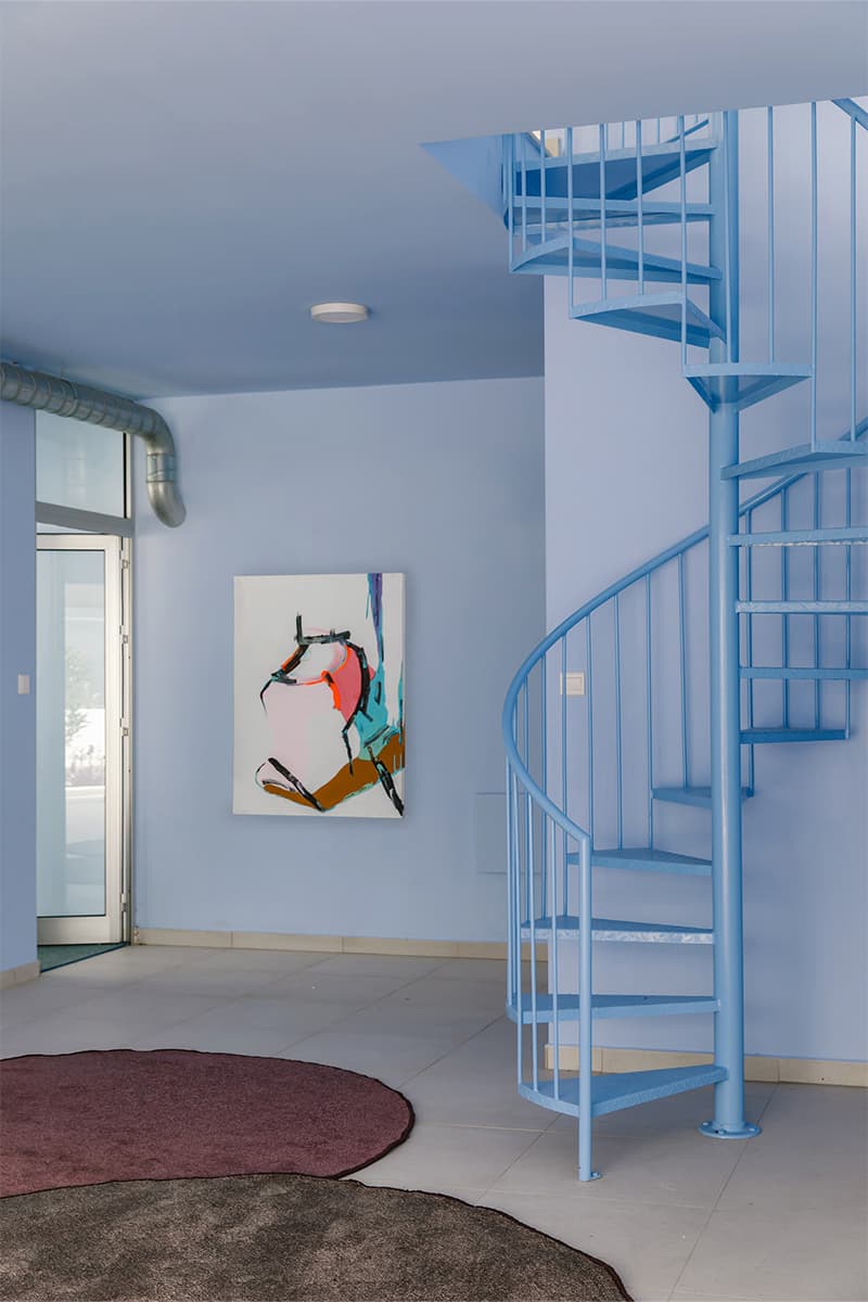 Красочный интерьер офиса Skyeng с кабинами для онлайн-переговоров — проект Анны Мишиной