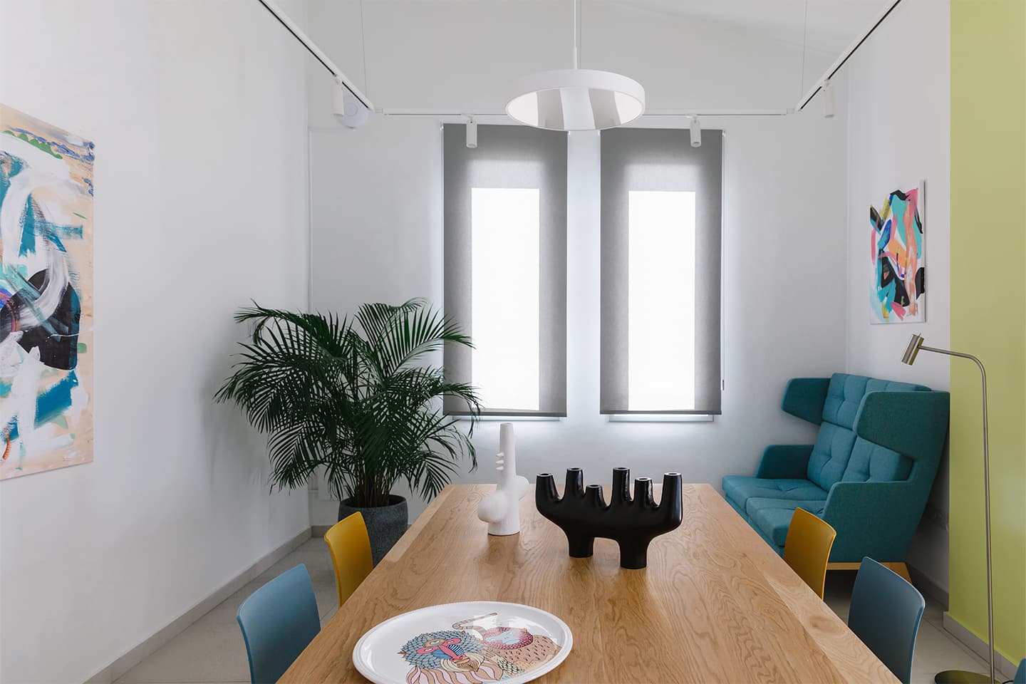 Красочный интерьер офиса Skyeng с кабинами для онлайн-переговоров — проект Анны Мишиной