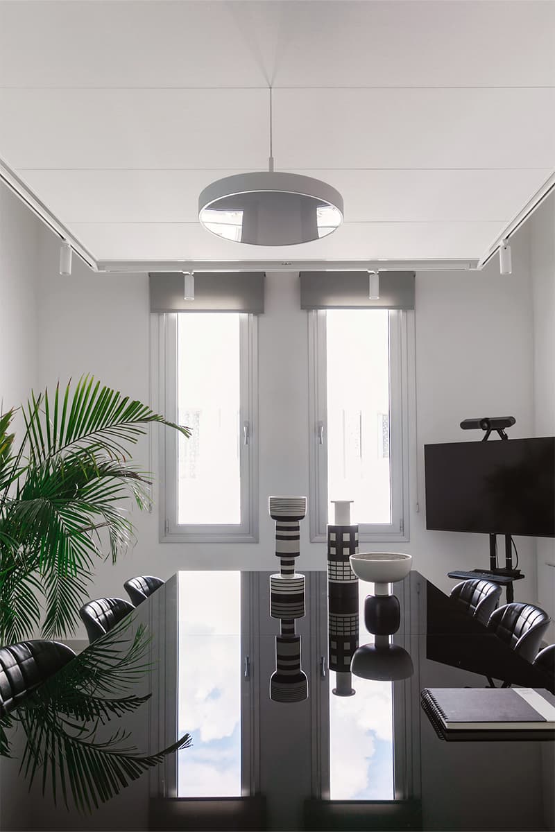 Красочный интерьер офиса Skyeng с кабинами для онлайн-переговоров — проект Анны Мишиной