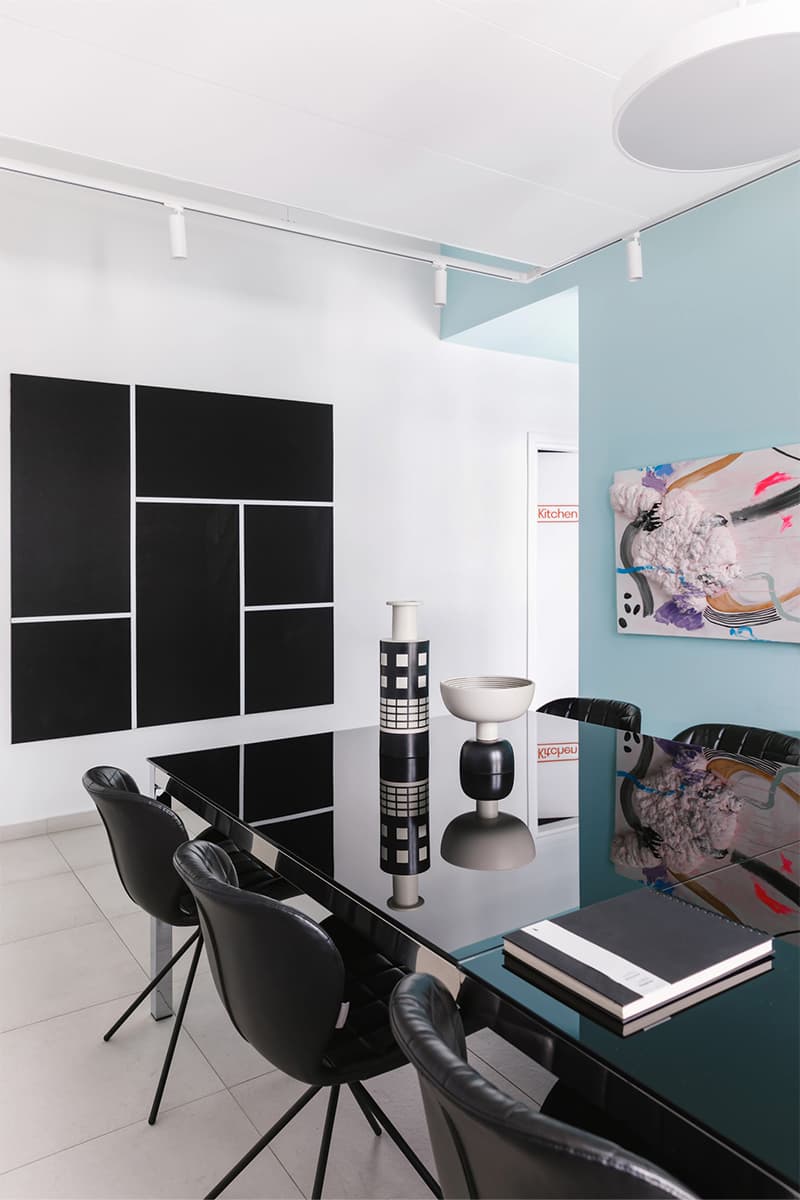 Красочный интерьер офиса Skyeng с кабинами для онлайн-переговоров — проект Анны Мишиной