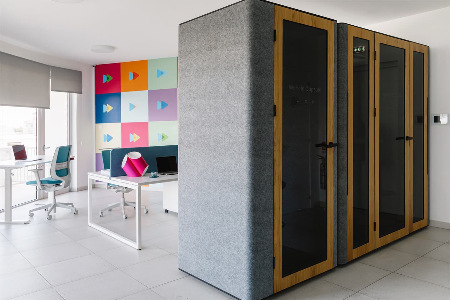 Красочный интерьер офиса Skyeng с кабинами для онлайн-переговоров — проект Анны Мишиной