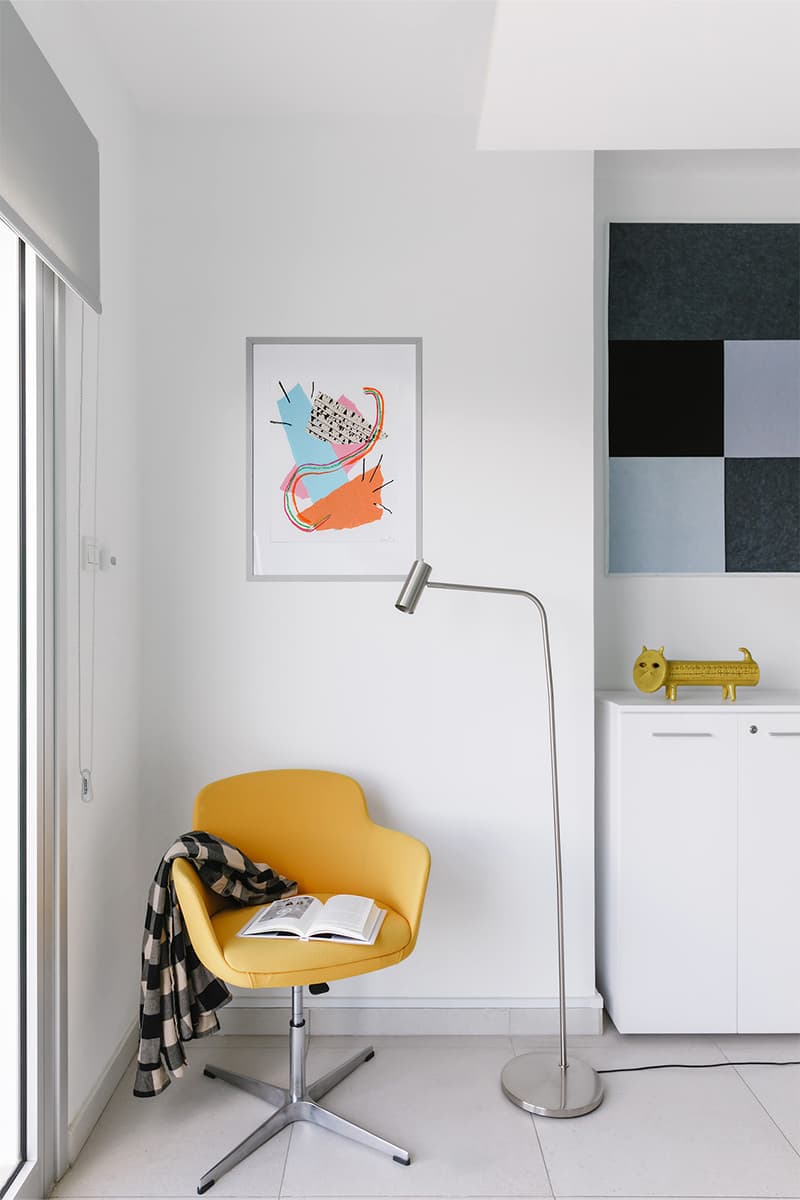 Красочный интерьер офиса Skyeng с кабинами для онлайн-переговоров — проект Анны Мишиной