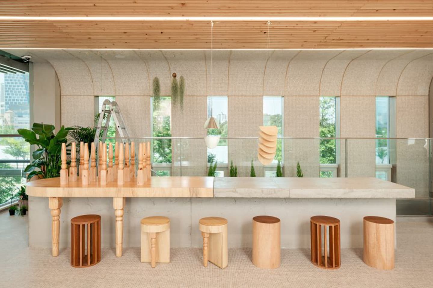 Кирпич, дерево и природный камень в интерьере кафе с итальянским настроением — проект студии Sukchulmok