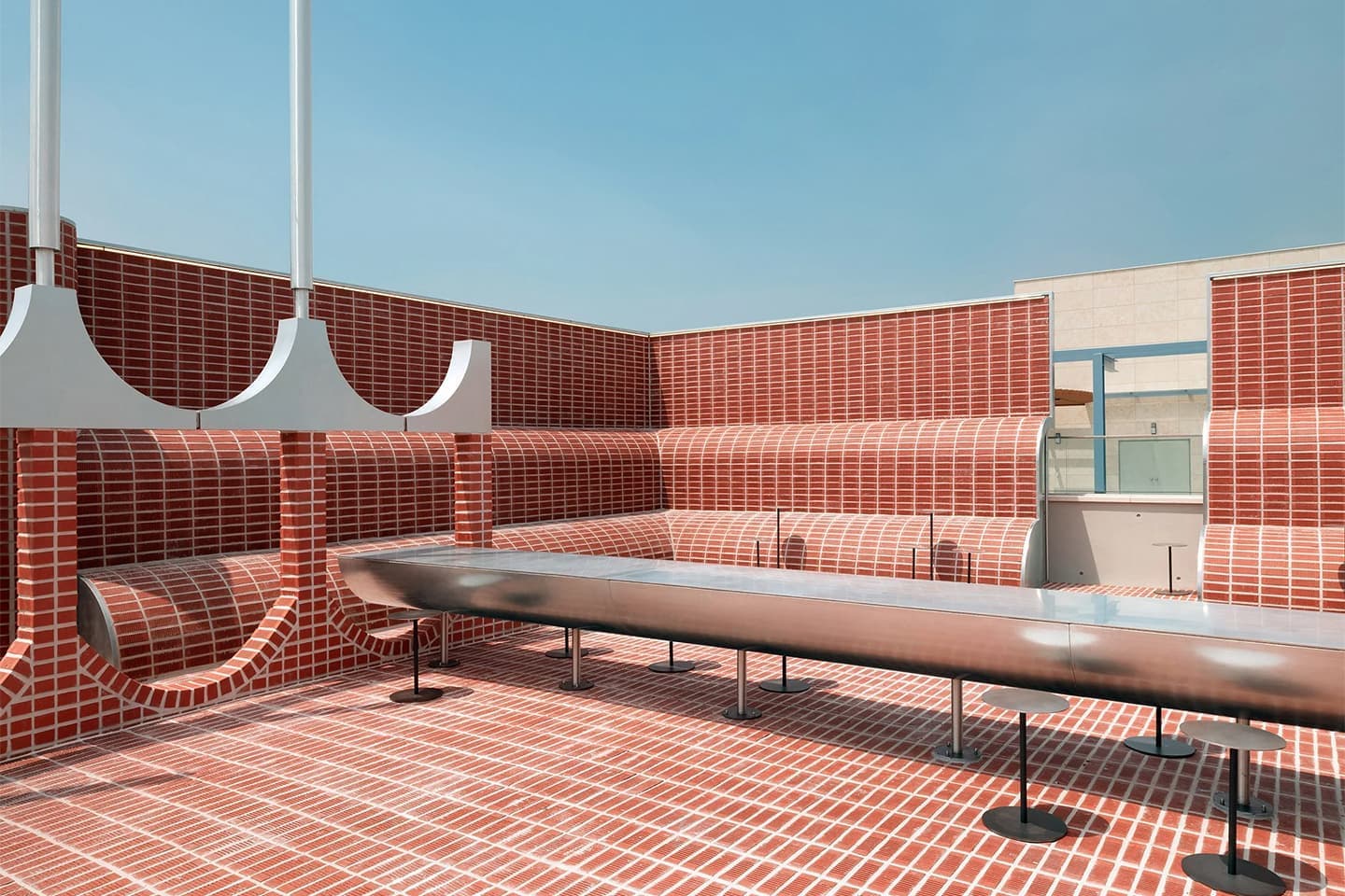 Кирпич, дерево и природный камень в интерьере кафе с итальянским настроением — проект студии Sukchulmok