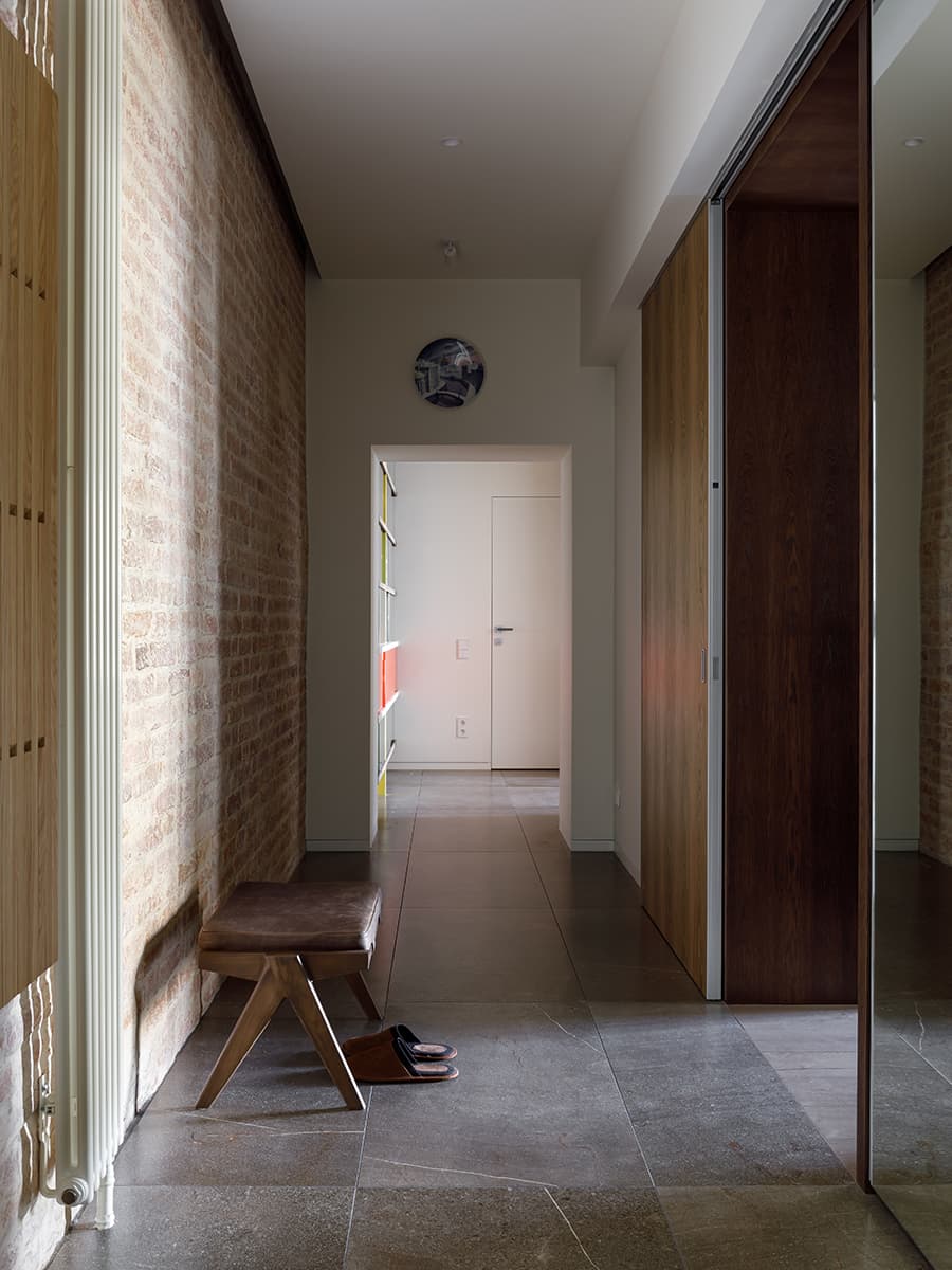 Современный интерьер квартиры, сохранившей атмосферу старого Петербурга — проект студии Background