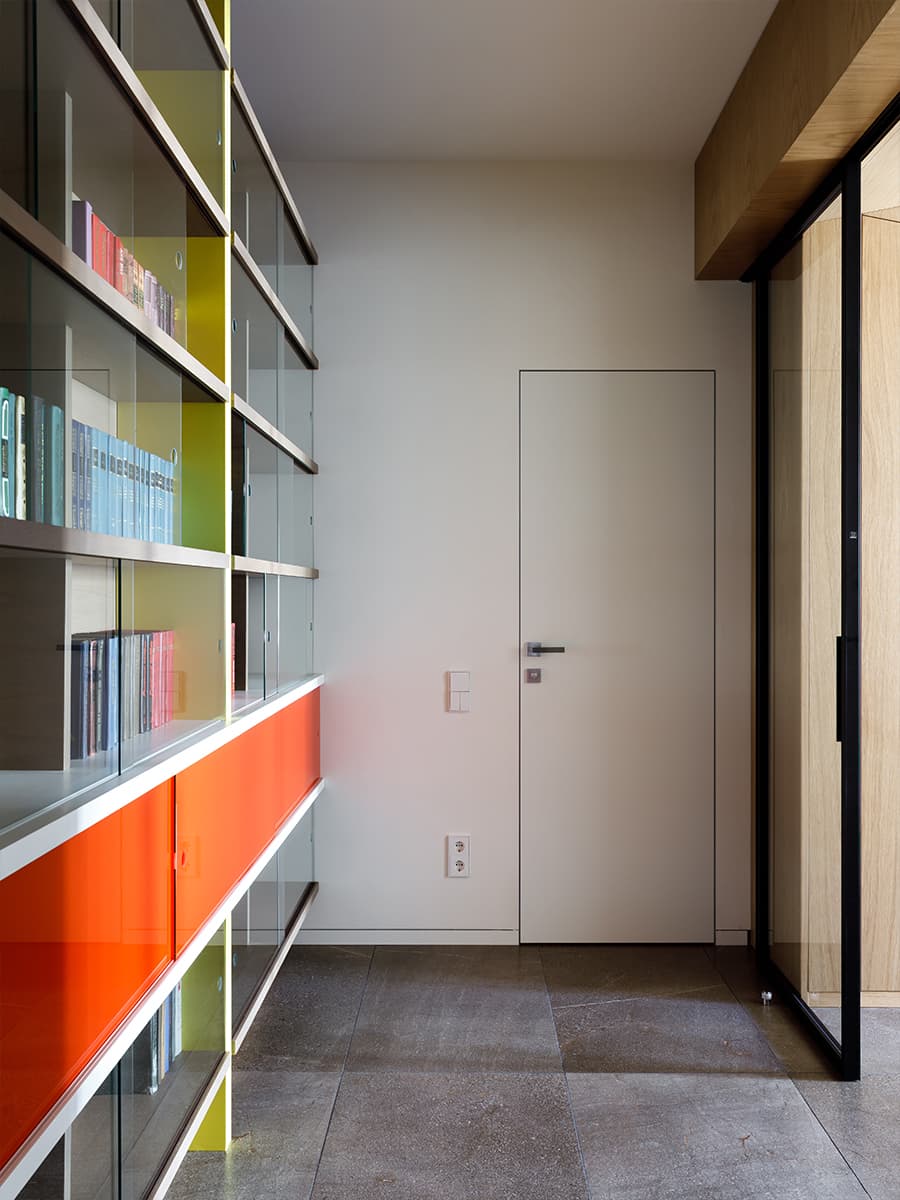 Современный интерьер квартиры, сохранившей атмосферу старого Петербурга — проект студии Background