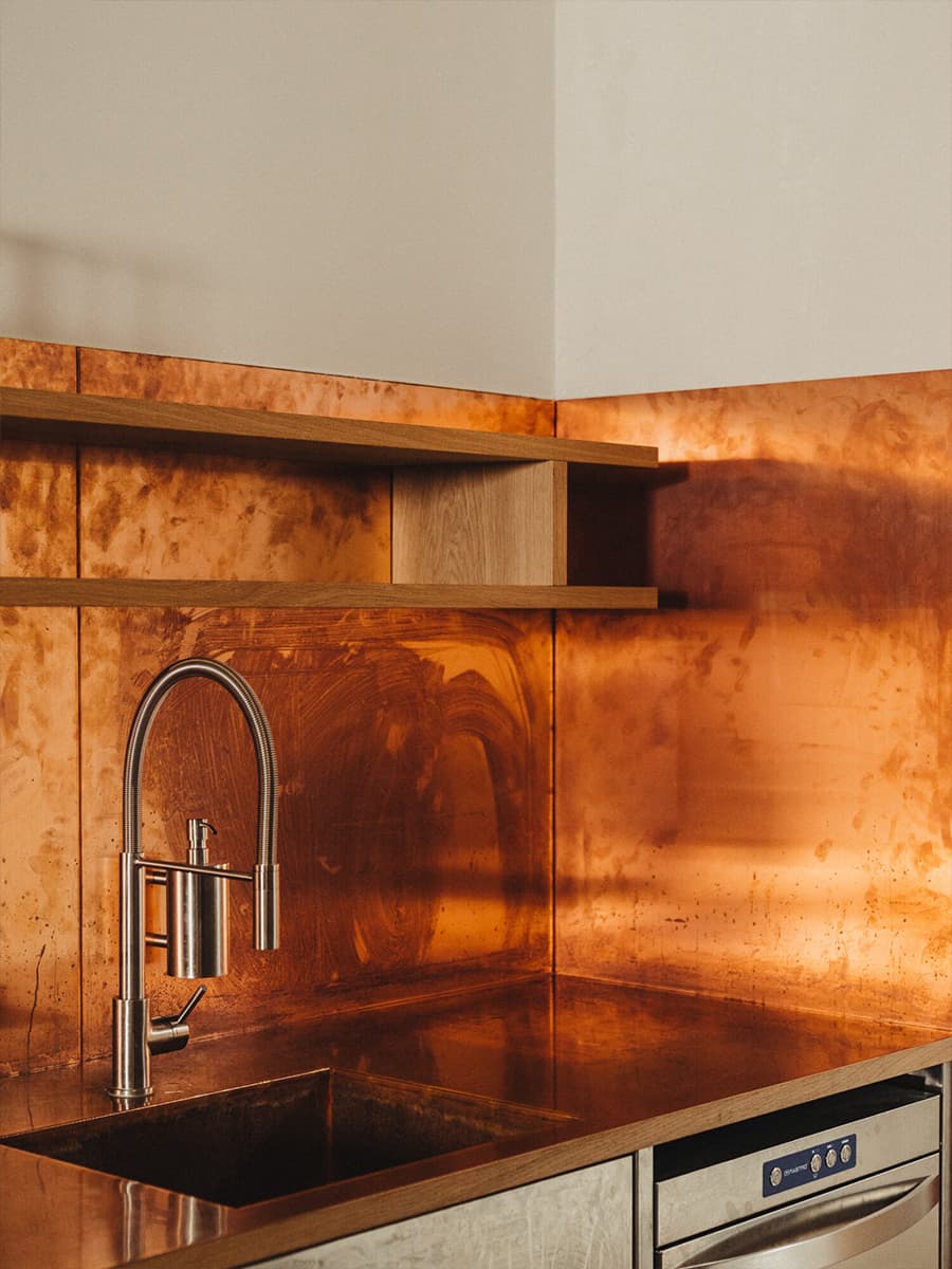 Мореный дуб, графичные светильники и бордовые детали в обновленном интерьере бывшей церкви — проект MEE Studio