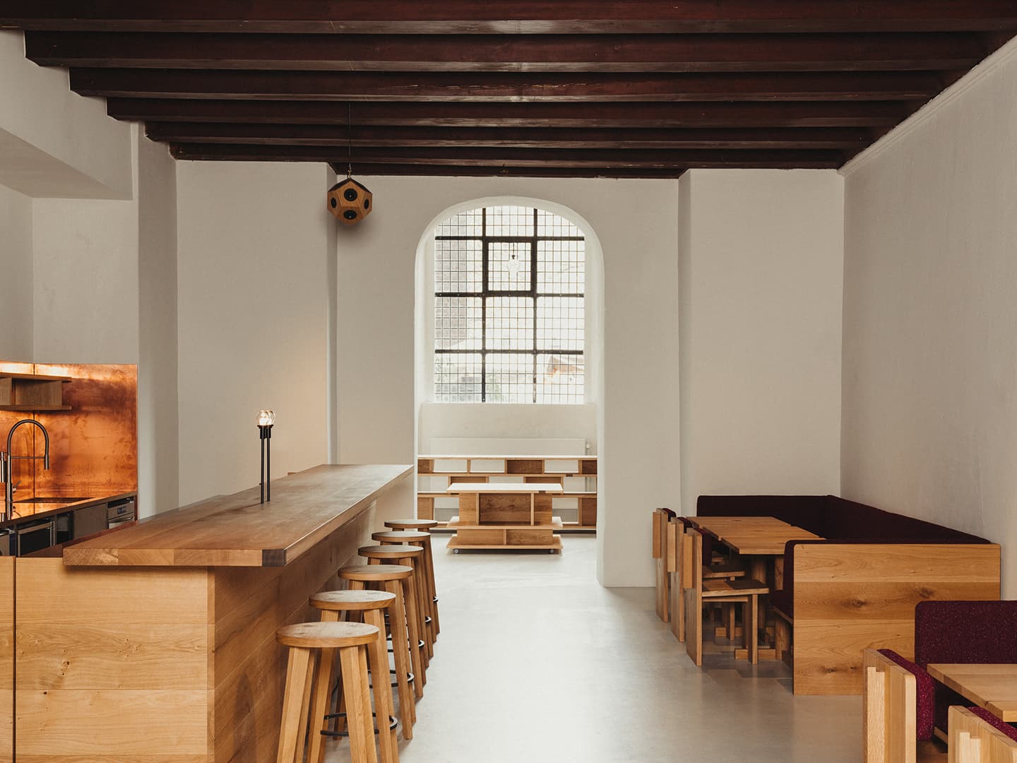 Мореный дуб, графичные светильники и бордовые детали в обновленном интерьере бывшей церкви — проект MEE Studio