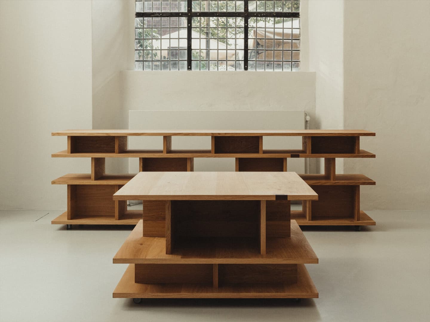 Мореный дуб, графичные светильники и бордовые детали в обновленном интерьере бывшей церкви — проект MEE Studio