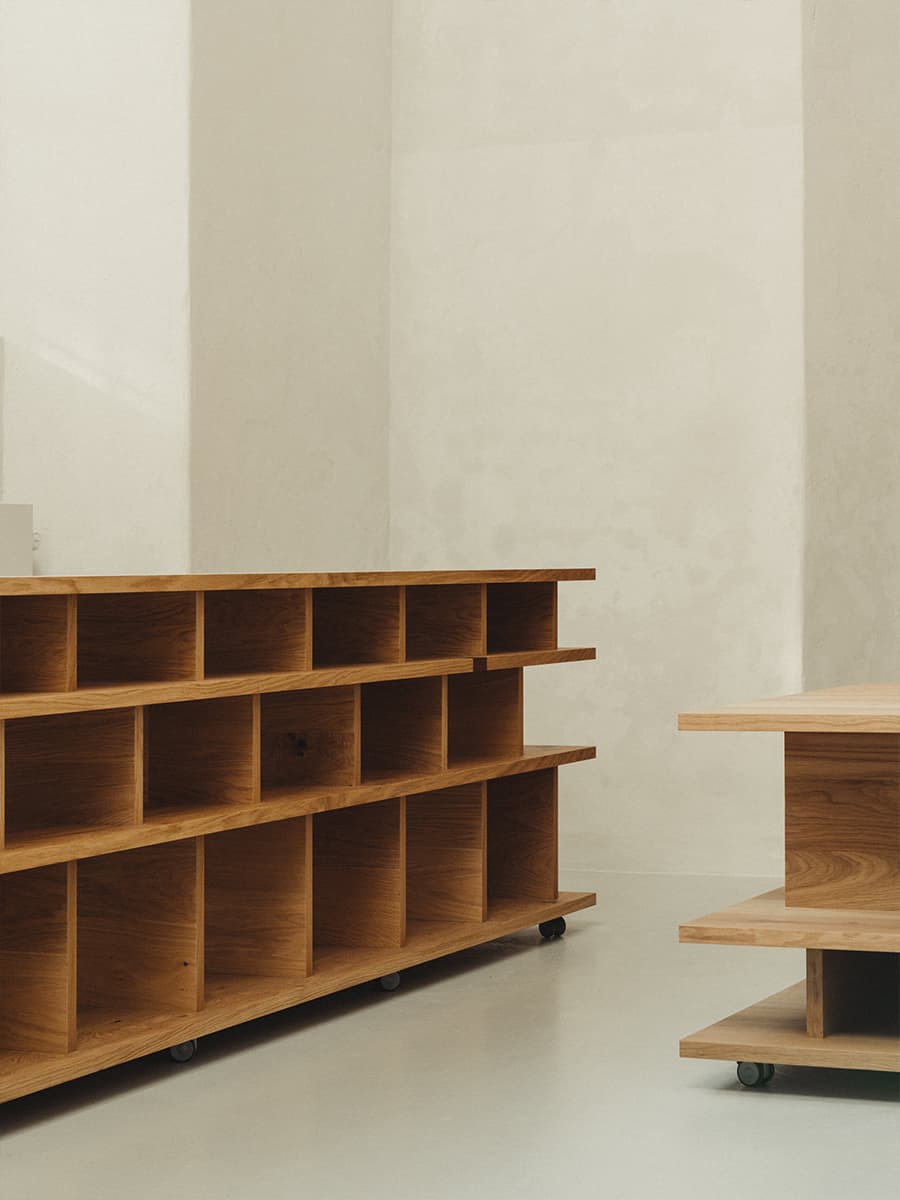 Мореный дуб, графичные светильники и бордовые детали в обновленном интерьере бывшей церкви — проект MEE Studio