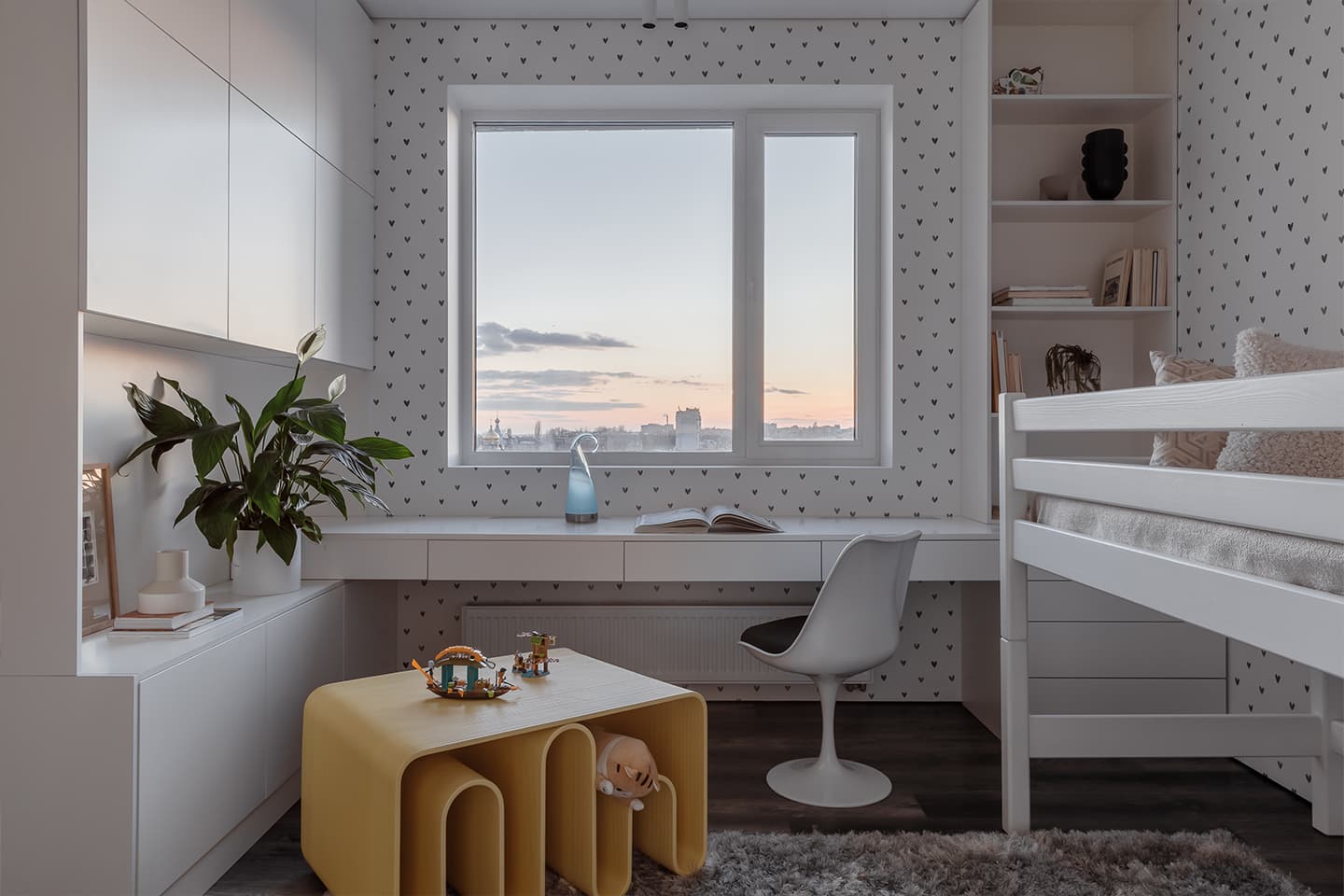 Дерево, сталь, текстиль и пластик в минималистском интерьере — проект Алексея Аладашвили