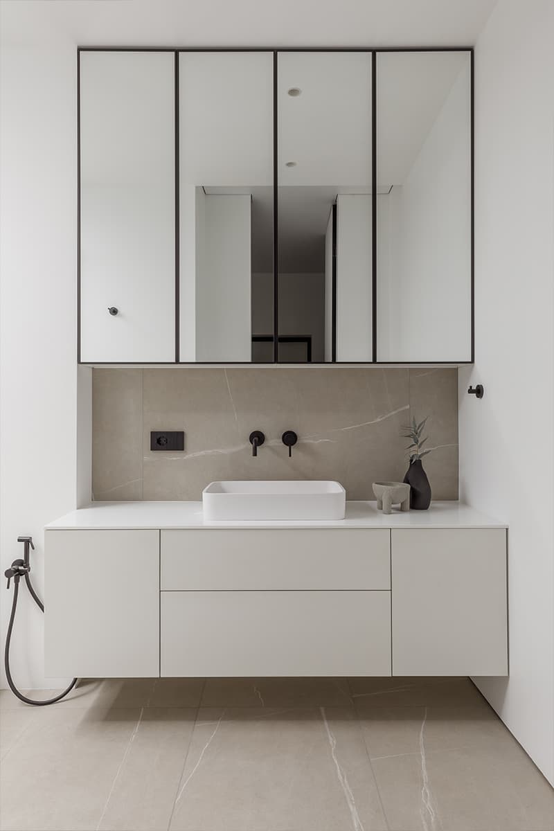 Дерево, сталь, текстиль и пластик в минималистском интерьере — проект Алексея Аладашвили