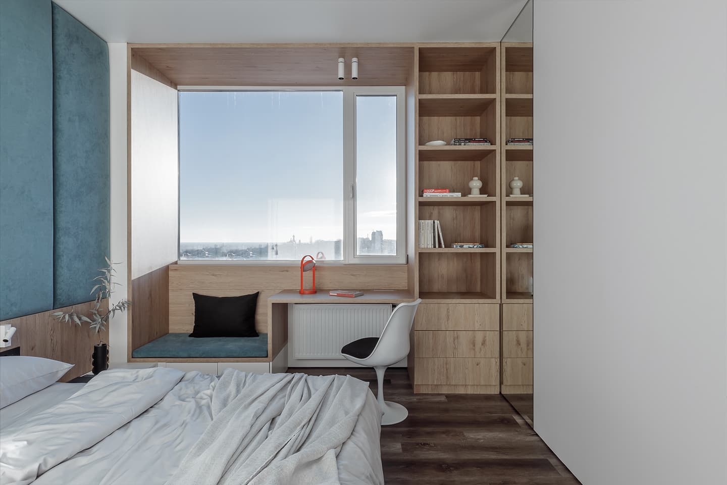 Дерево, сталь, текстиль и пластик в минималистском интерьере — проект Алексея Аладашвили