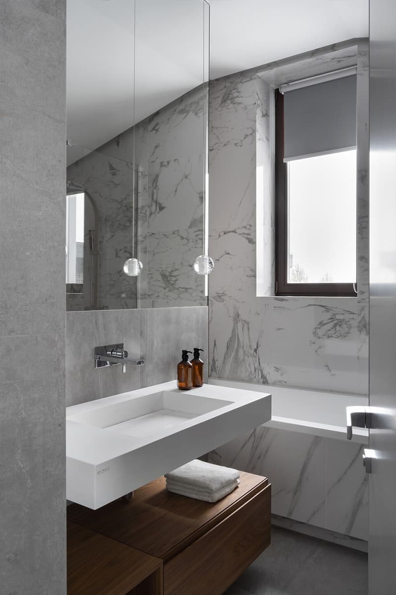 Интерьер загородного дома со скатной крышей и современным искусством — проект Аны Сергиенко