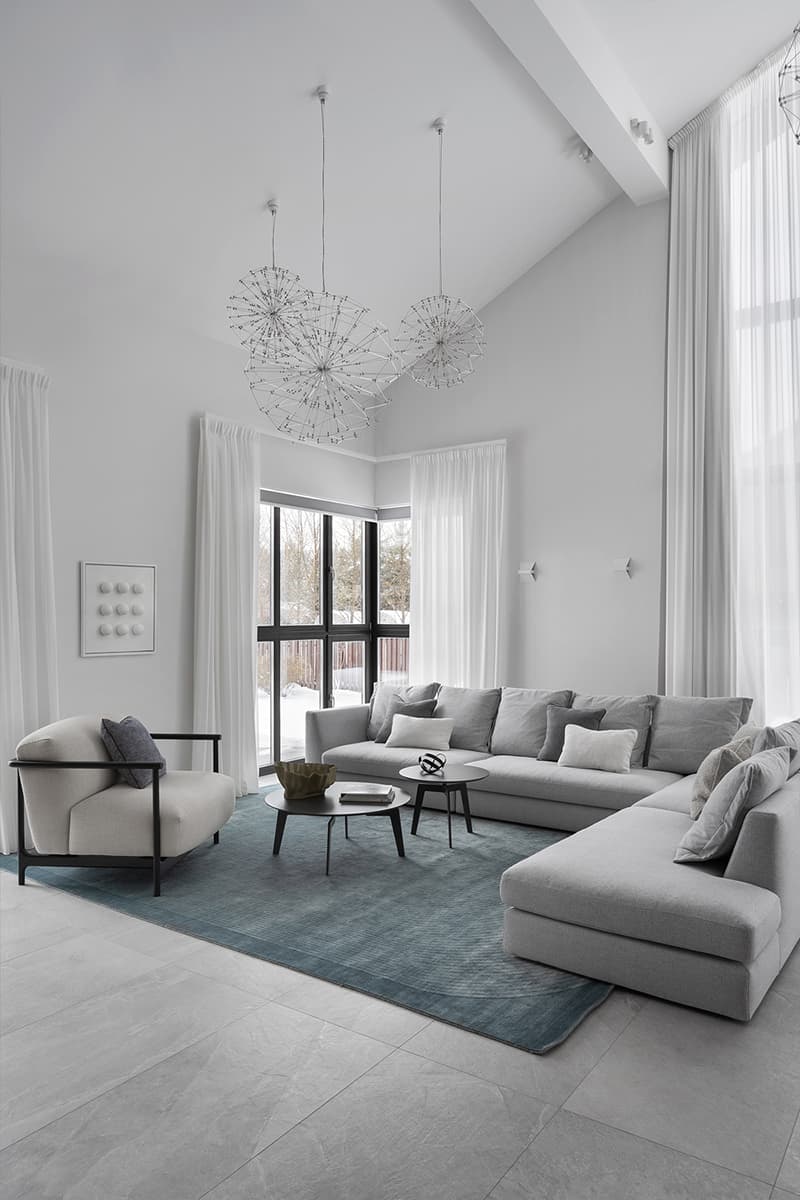 Интерьер загородного дома со скатной крышей и современным искусством — проект Аны Сергиенко