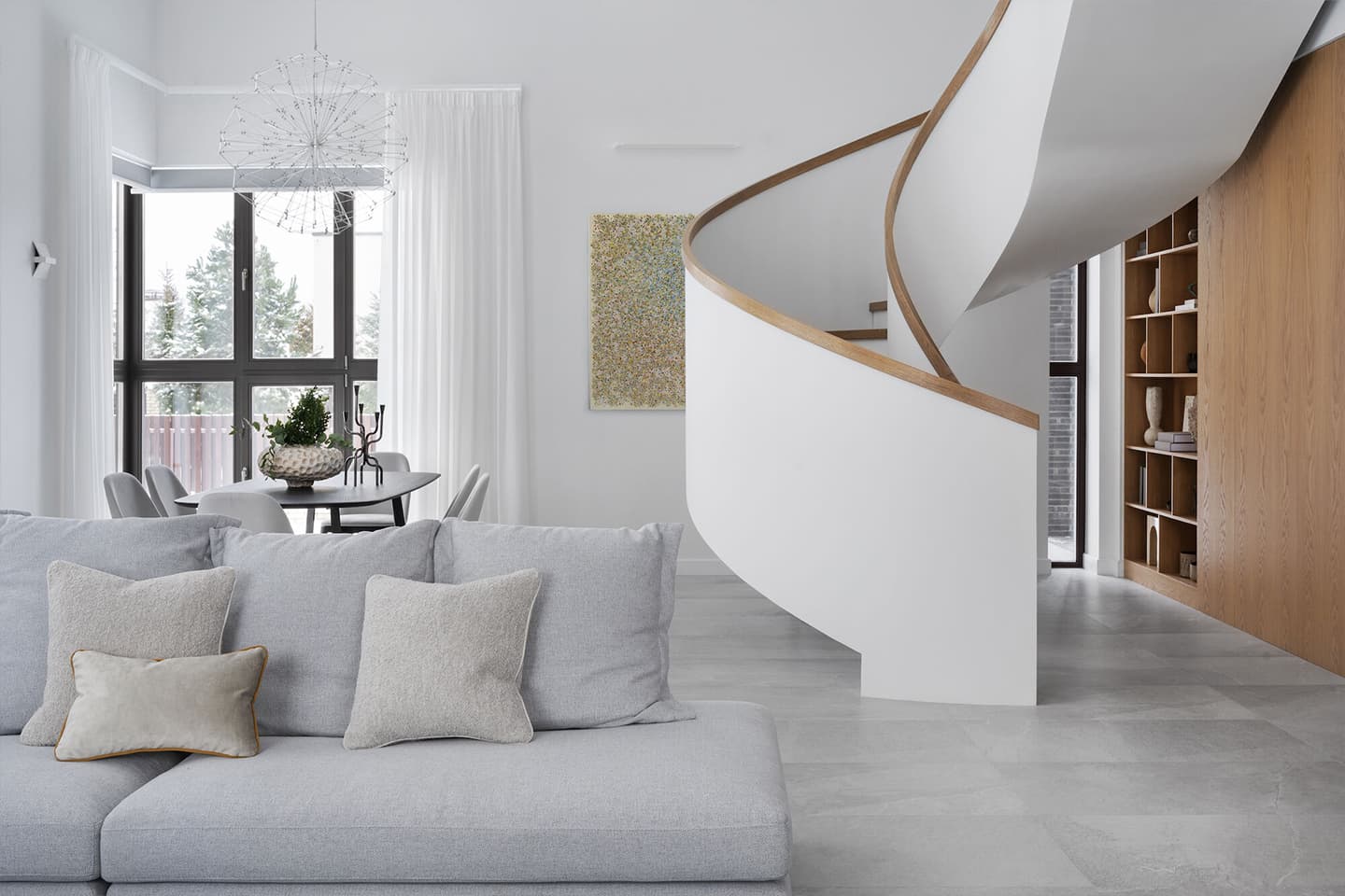 Интерьер загородного дома со скатной крышей и современным искусством — проект Аны Сергиенко