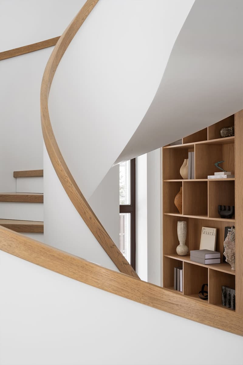 Интерьер загородного дома со скатной крышей и современным искусством — проект Аны Сергиенко