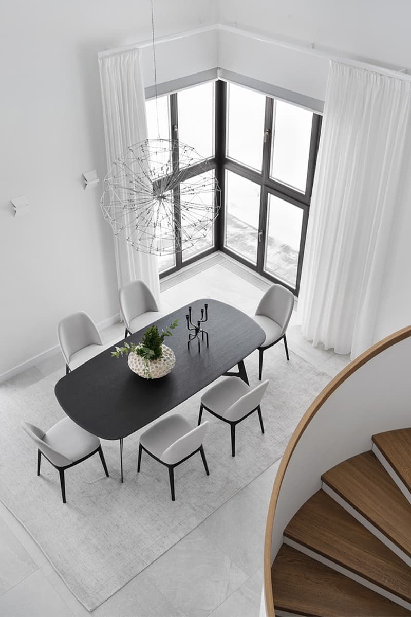 Интерьер загородного дома со скатной крышей и современным искусством — проект Аны Сергиенко