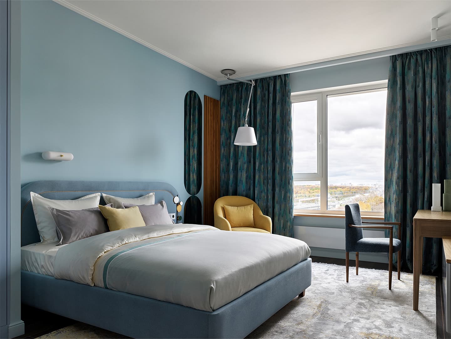 Природные краски и натуральное дерево в интерьере квартиры с видом на парк — проект Анастасии Холопцевой