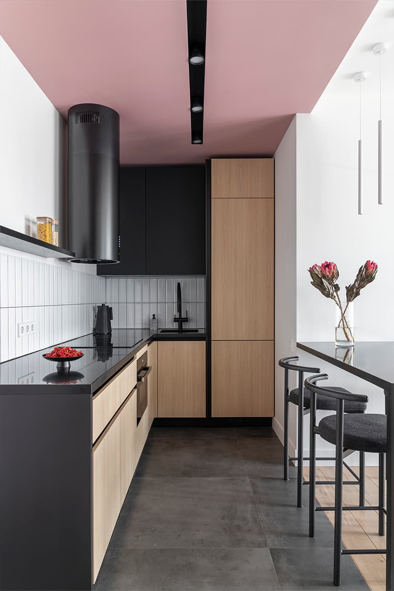 Наполненный красками интерьер квартиры с удобной кухней-нишей — проект Poisk Bureau