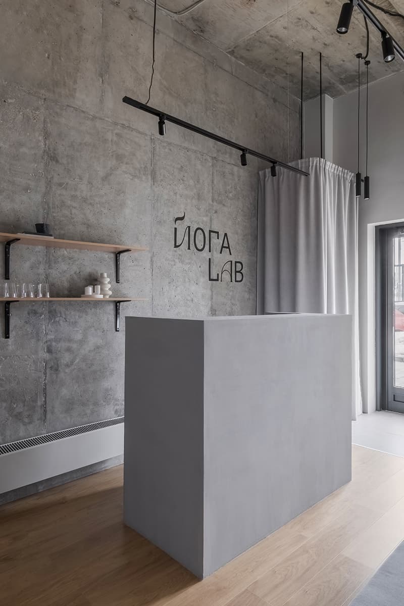Интерьер студии йоги с элементами брутализма — проект Кати Охватовой