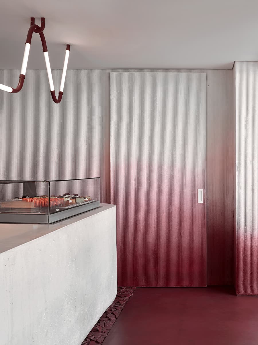 Акцентный градиент в интерьере маленькой кондитерской в японском стиле — проект DA bureau