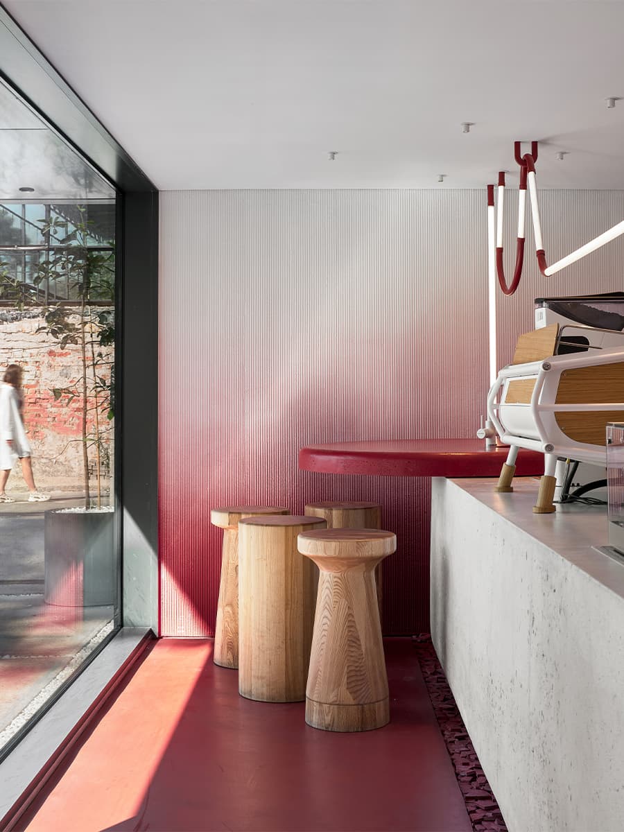 Акцентный градиент в интерьере маленькой кондитерской в японском стиле — проект DA bureau