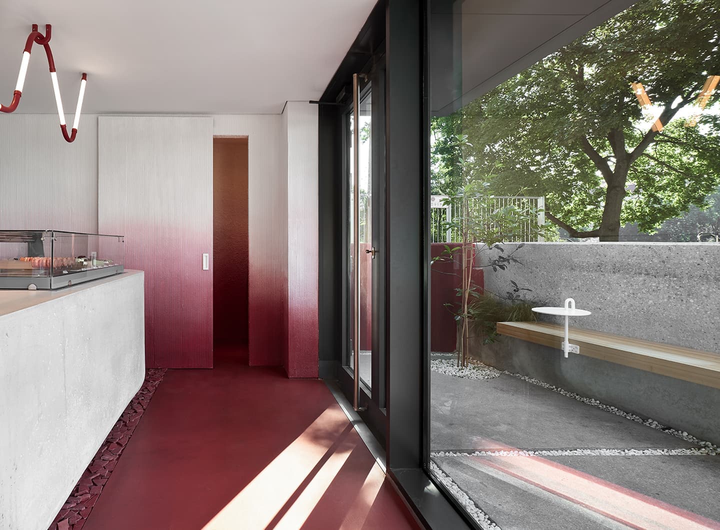 Акцентный градиент в интерьере маленькой кондитерской в японском стиле — проект DA bureau