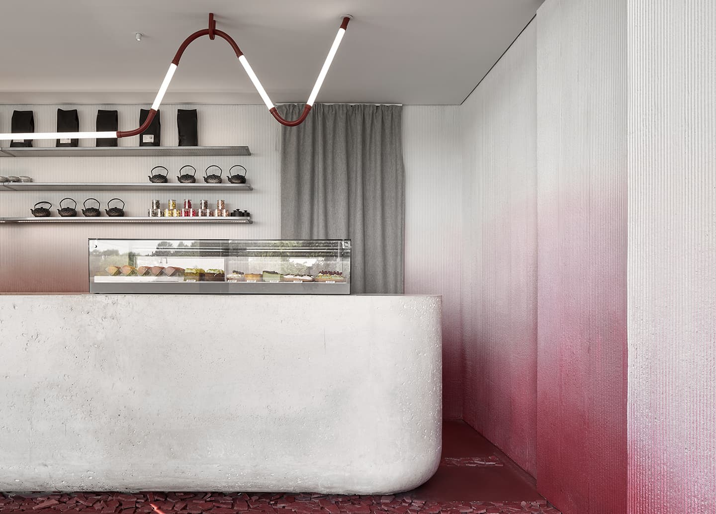 Акцентный градиент в интерьере маленькой кондитерской в японском стиле — проект DA bureau