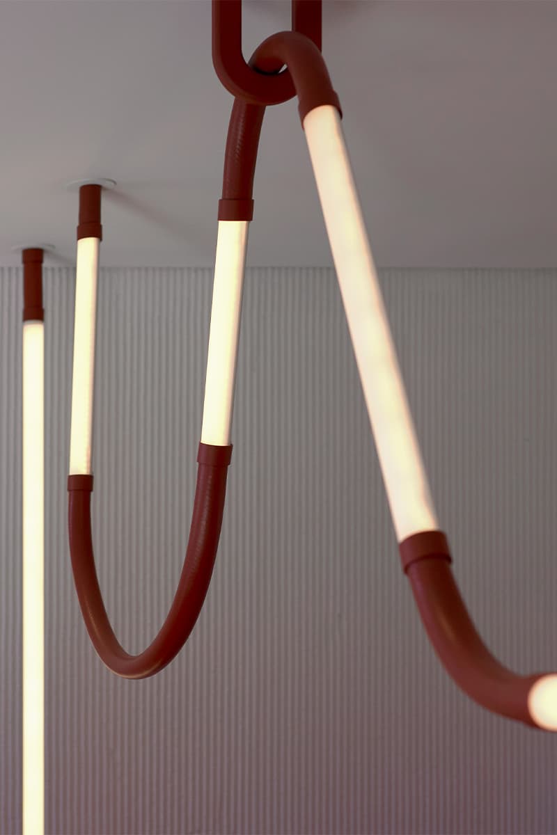 Акцентный градиент в интерьере маленькой кондитерской в японском стиле — проект DA bureau