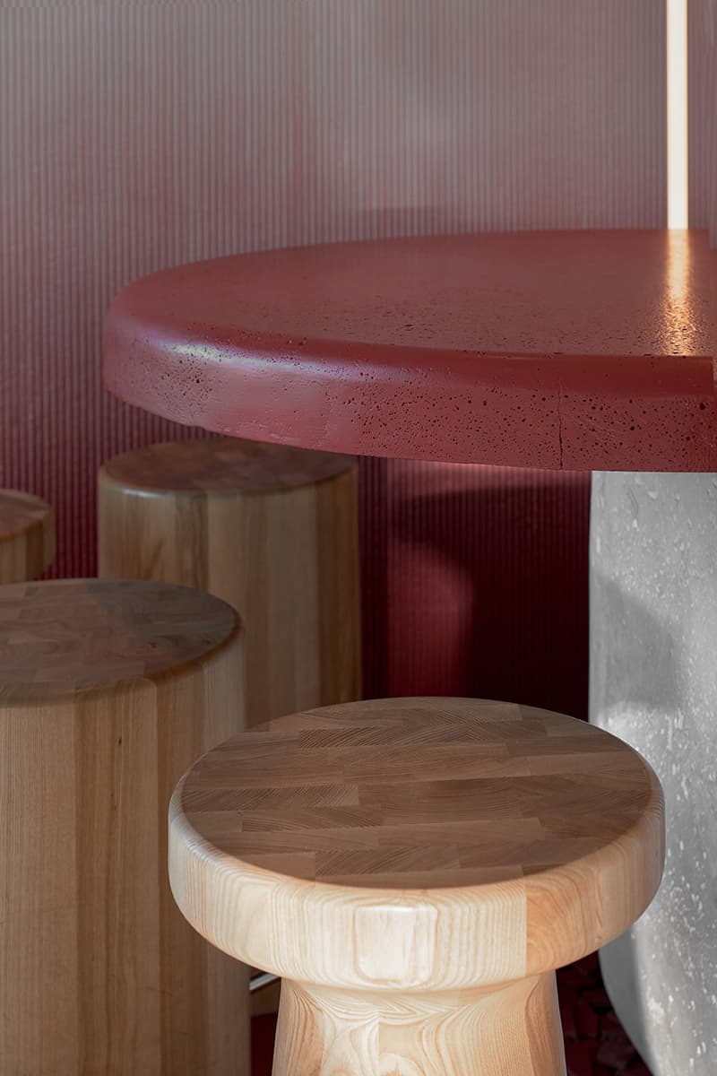 Акцентный градиент в интерьере маленькой кондитерской в японском стиле — проект DA bureau