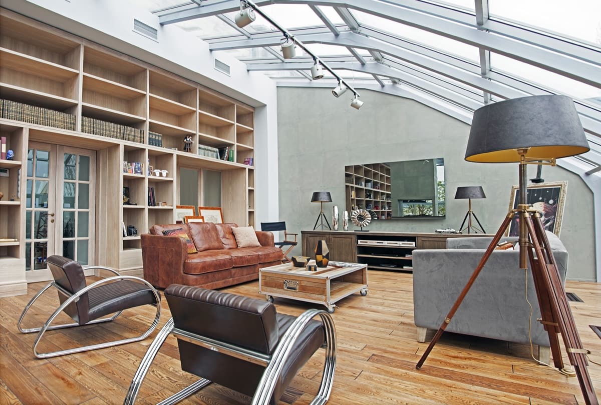 уютная веранда на даче. книжные стеллажи в интерьере. стеллаж в интерьере. уютное пространство волжский. интерьер лаунж зоны.